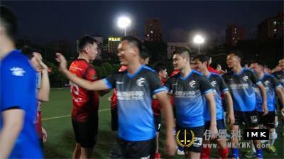 The players of the two sides entered and gave high fives
